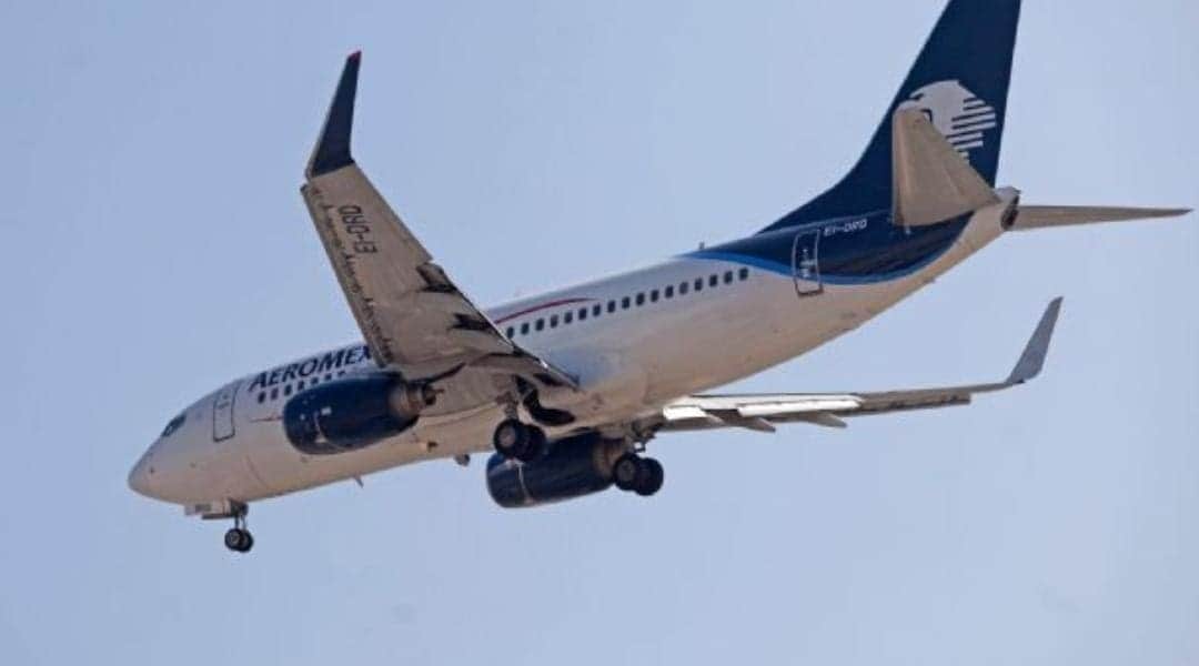 Más problemas en AICM; avión aborta aterrizaje por pista ocupada y se cae un cancel de vidrio