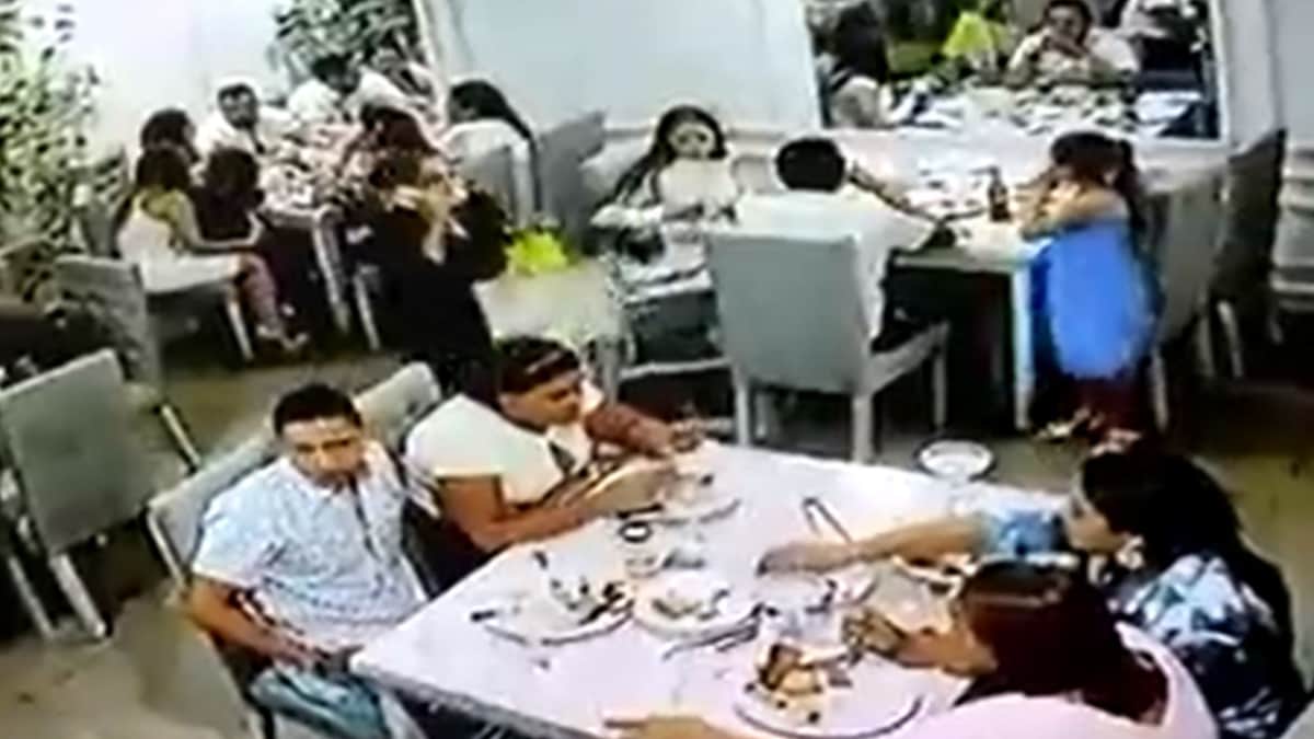 VIDEO: Roban a mujer su bolso en un abrir y cerrar de ojos en un restaurante