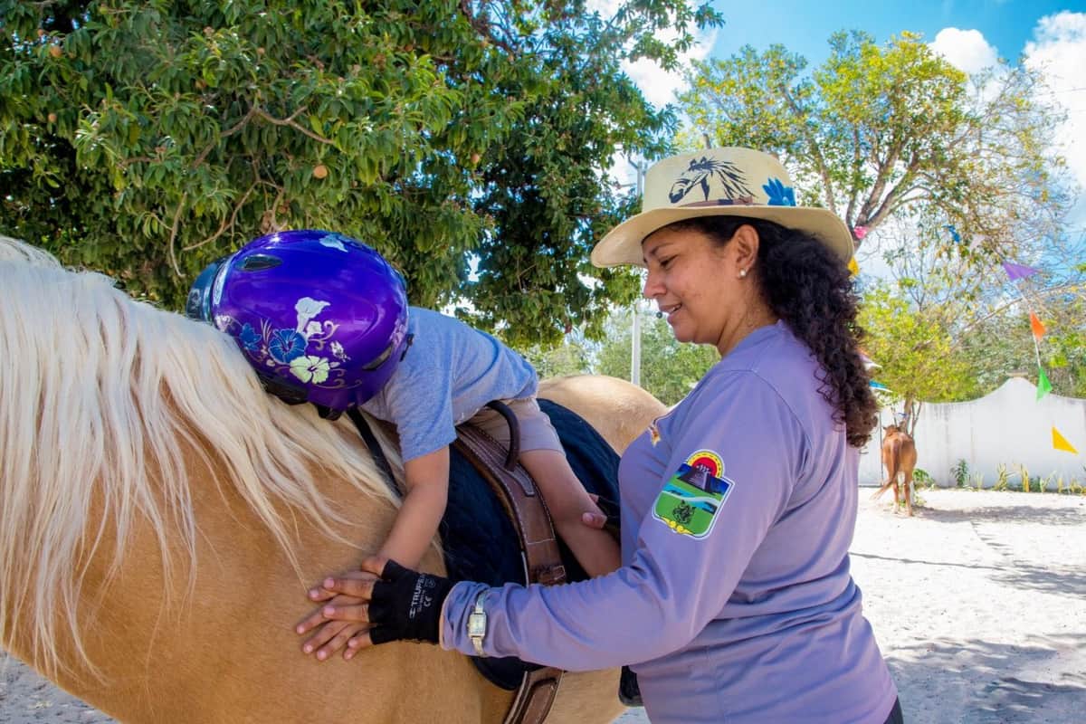 Ofrecen servicio de equinoterapia en DIF Tulum