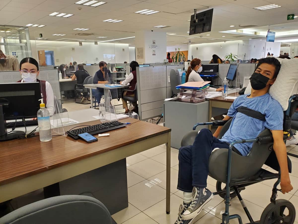 Joven con parálisis cerebral exhibe al SAT por "mala atención"