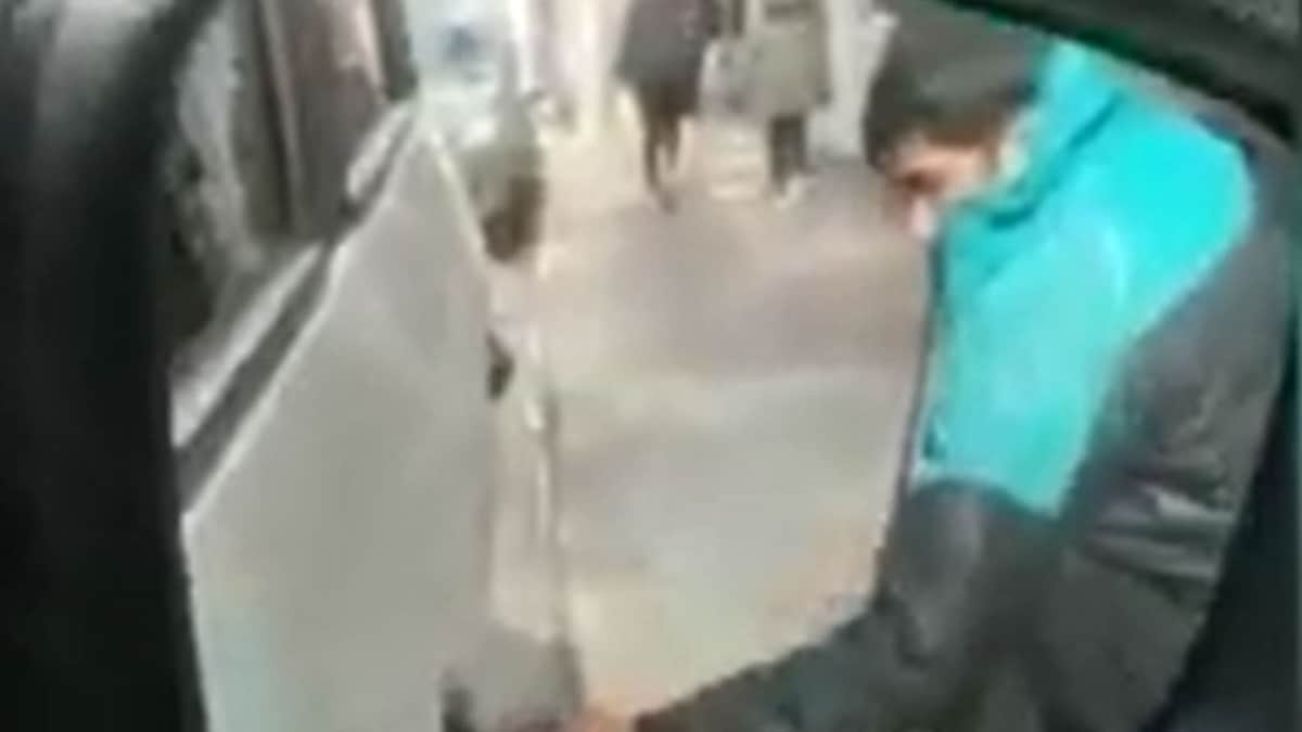 Conductor capta a ladrón que arrancaba pieza a su auto y lo encara