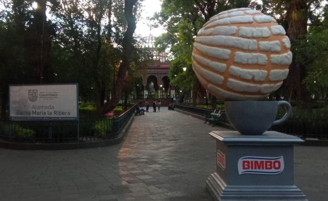 Retiran monumento a la concha que colocaron Sandra Cuevas y Bimbo