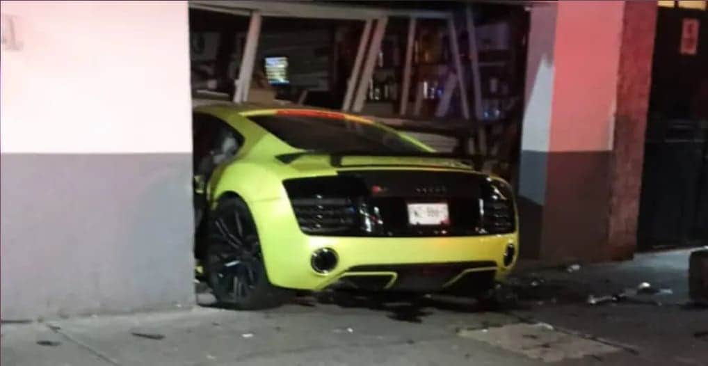 Sujeto choca su Audi de 3 millones de pesos en local de CDMX