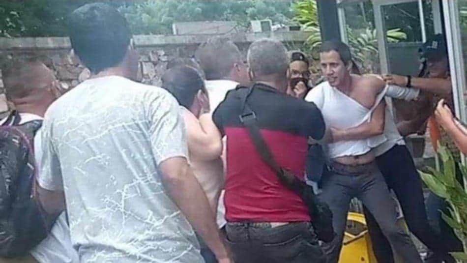 VIDEO: Sacan al autoproclamado presidente de Venezuela, Juan Guaido, de restaurante a golpes