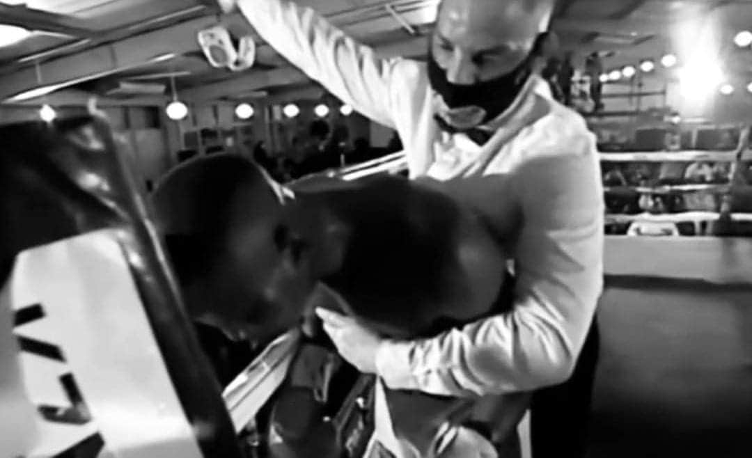 Video: Muere boxeador que lanzó golpes al aire en Sudáfrica