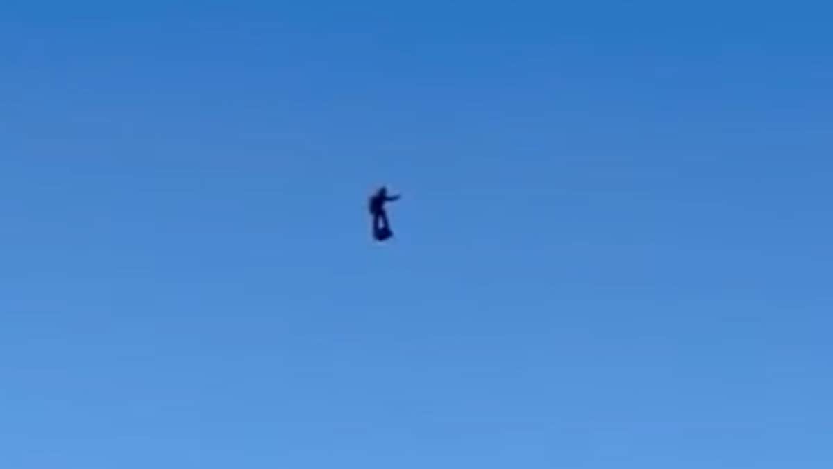 VIDEO: "hombre volador" cae en picada a un lago y termina con fuertes lesiones