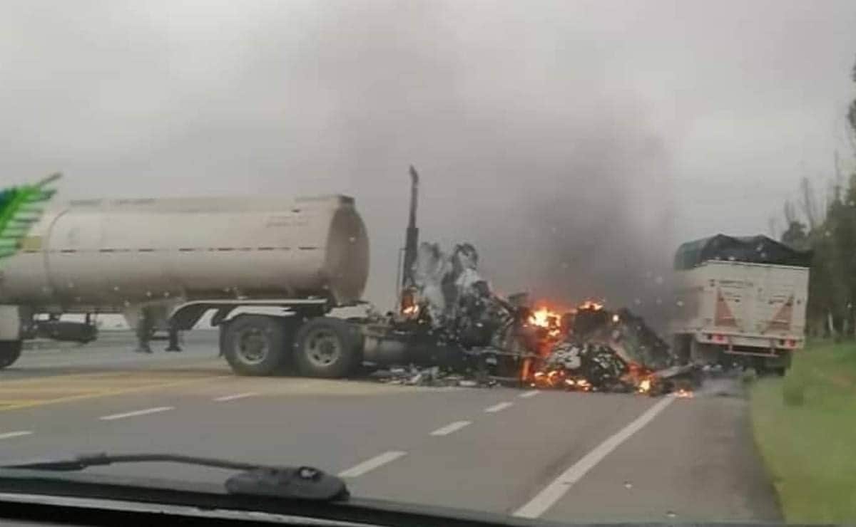 Grupo armado bloquea e incendia vehículos en carretera de Zacatecas