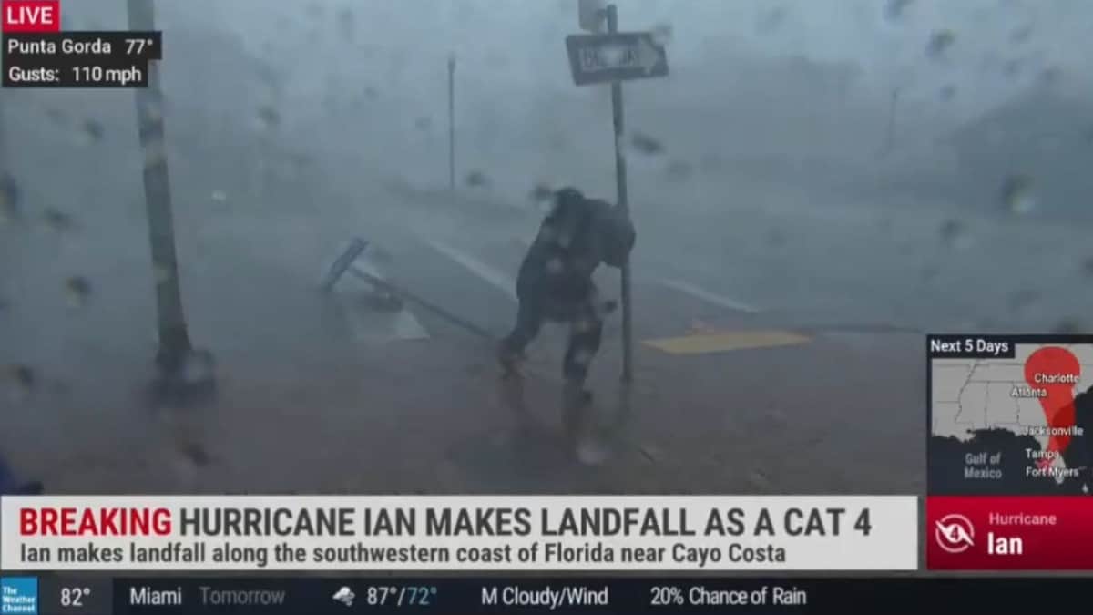 VIDEO: Las ráfagas del huracán Ian arrastran a reportero mientras estaba en vivo