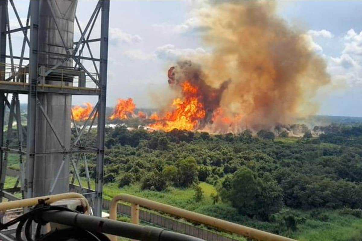 Excavadora provocó fuga de gas y explosión en ducto de Huimanguillo, Tabasco: Pemex (videos)
