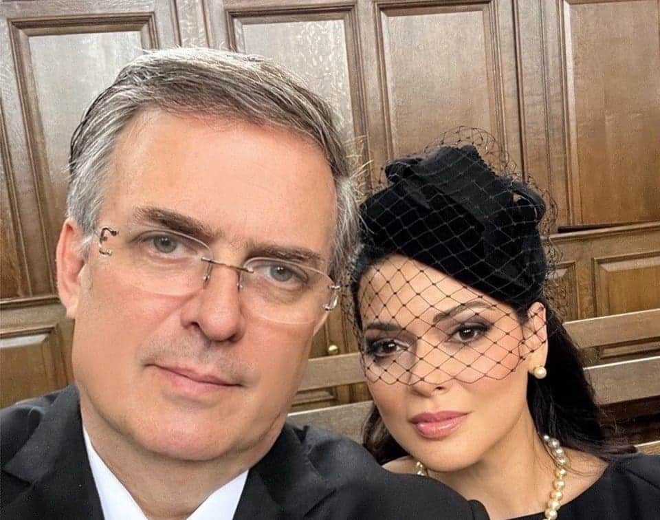 Tunden a Marcelo Ebrard por tomarse selfie en funeral de la Reina Isabel