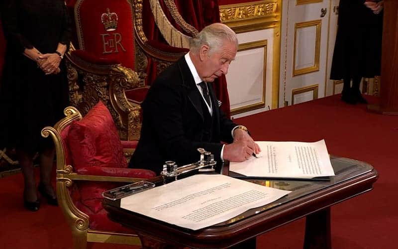 VIDEO: Captan al rey Carlos III haciendo desplante para que quiten un tintero que le estorbaba