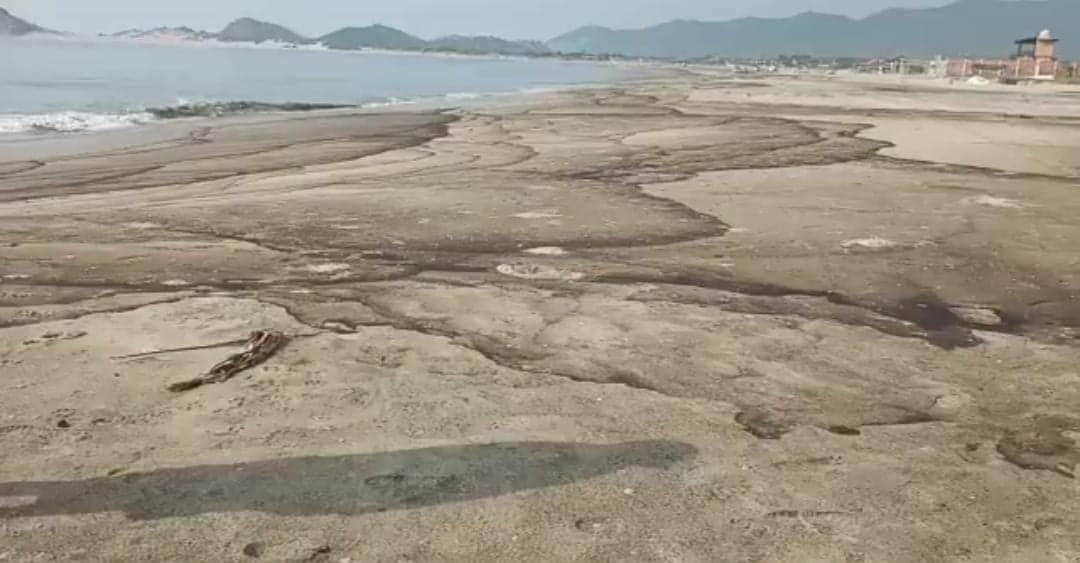 Video: Derrame de Pemex contaminó cuatro playas en el estado de Oaxaca