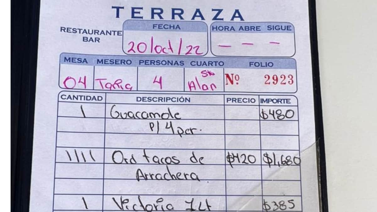 "Me vieron la cara de turista": Denuncia cobro excesivo en terraza del Zócalo