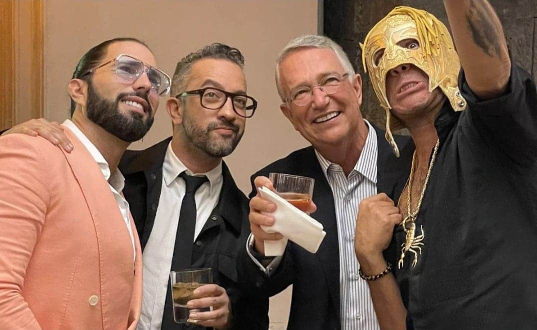 Regalan a Salinas Pliego un Dr. Simi por su cumpleaños; Capi Pérez, Escorpión Dorado y Chumel invitados de honor