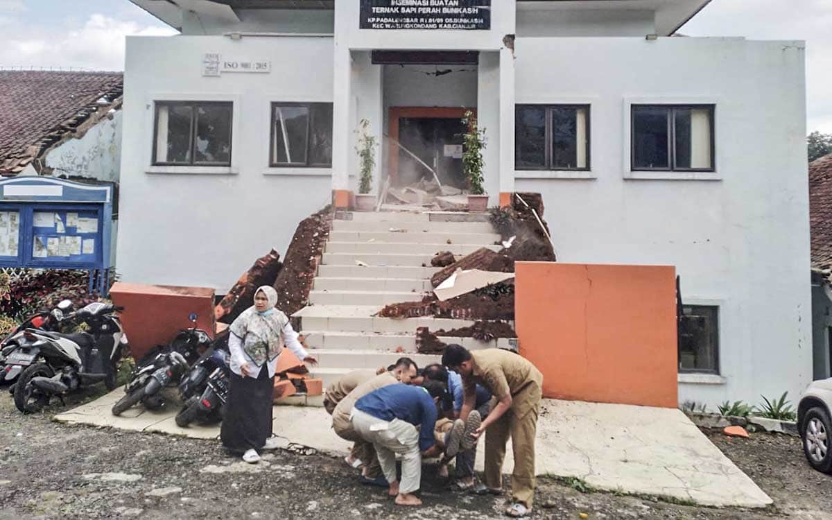 Sismo de 5.6 sacude Indonesia y deja al menos 56 muertos