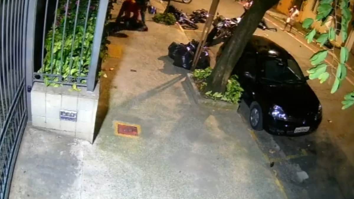 VIDEO: Intentan asaltar a motociclistas y amigos llegan para defenderlos