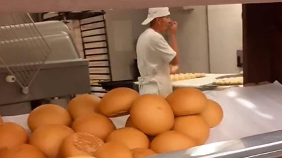VIDEO: Captan a panadero lamiendo el pan antes de meterlo al horno