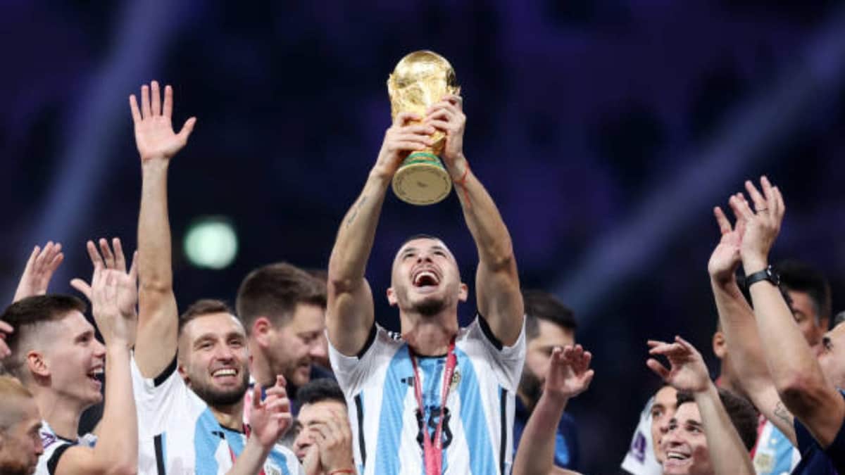 VIDEO: Guido Rodríguez 'insulta' a aficionado mexicano que quiso darle un sombrero de charro