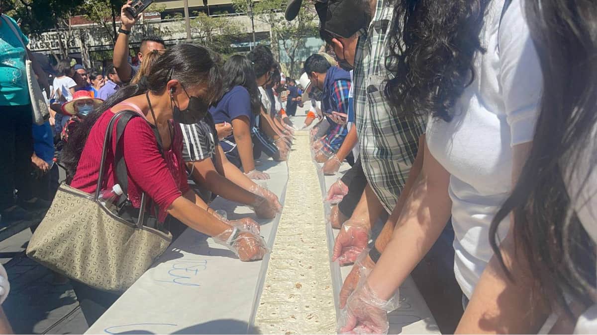 Morelos rompe Récord Guinness con el taco de guisado más largo del mundo