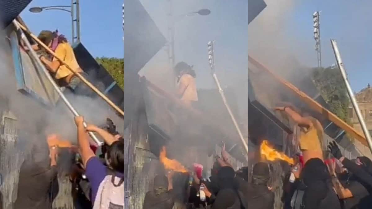 Videos: policías derriban a manifestantes de valla metálica en Palacio Nacional