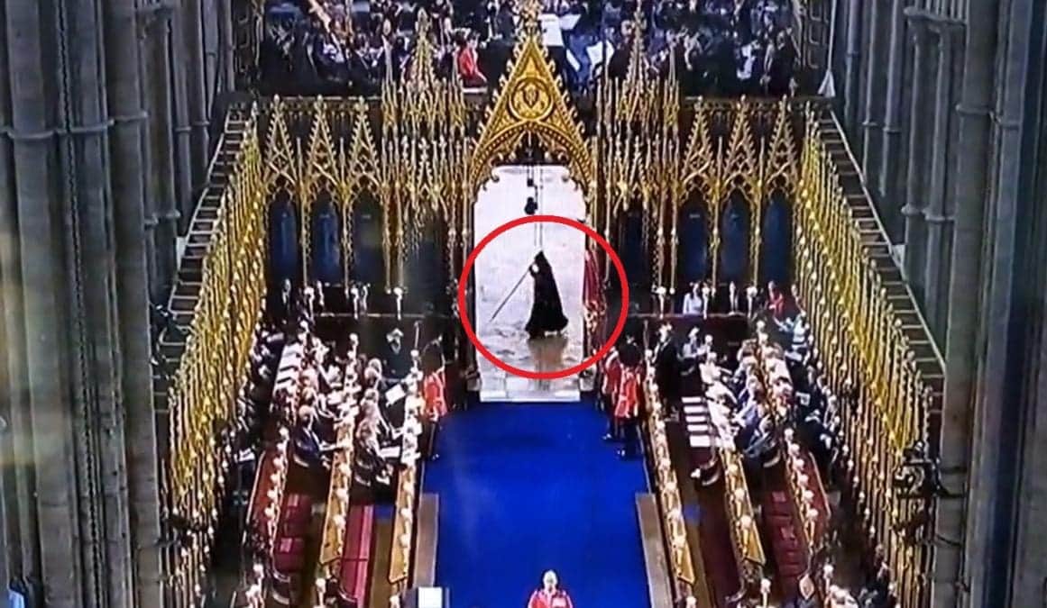 VIDEO: Captan a misteriosa figura cruzando la abadía de Westminster en la coronación de Carlos III