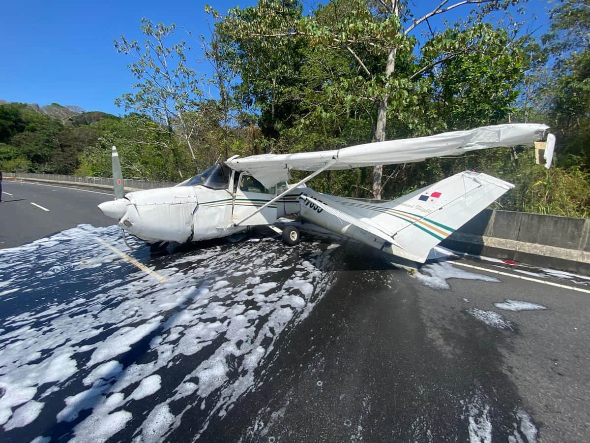 ¡Volvieron a nacer! Avioneta cae sobre carretera mientras autos transitaban