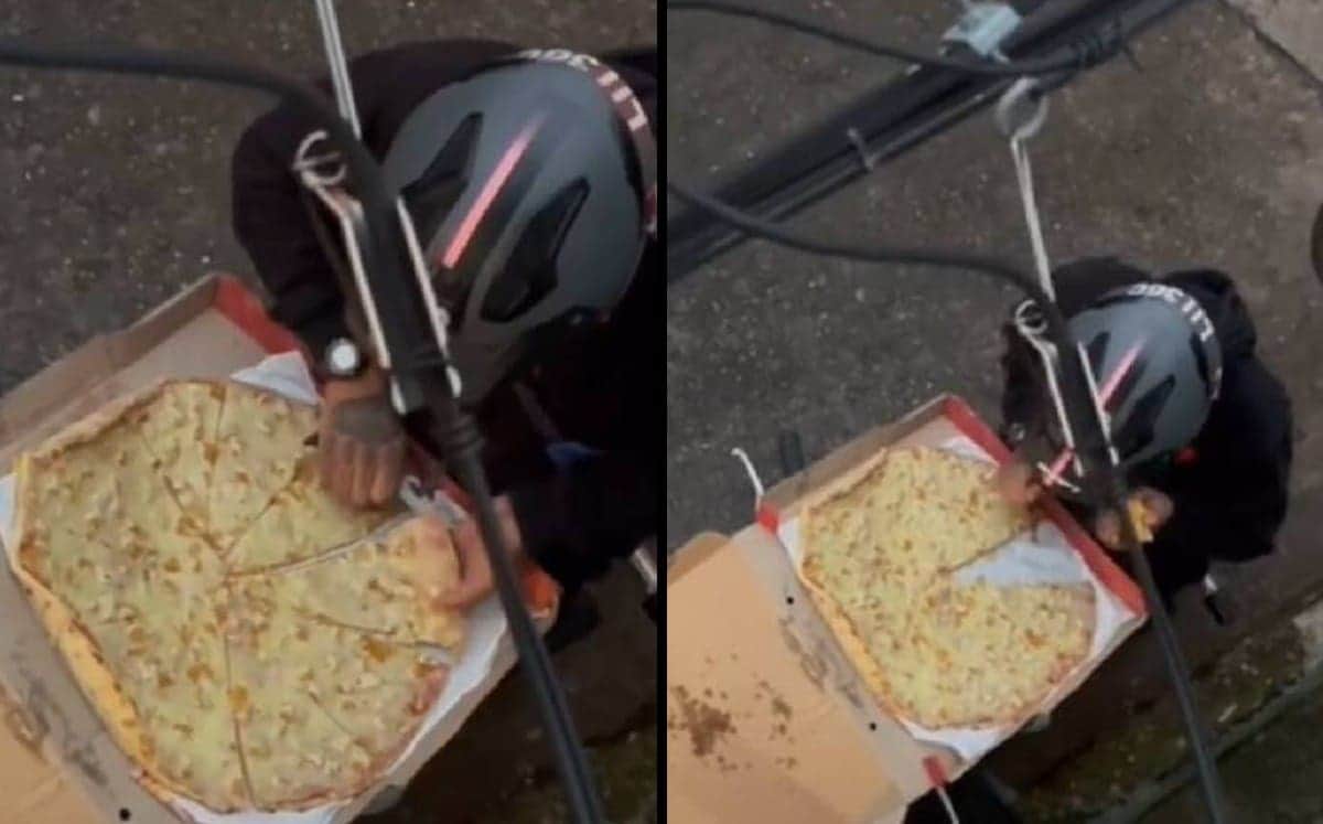 VIDEO: Repartidor es captado comiendo rebanada de pizza; la acomoda para que el cliente no lo note