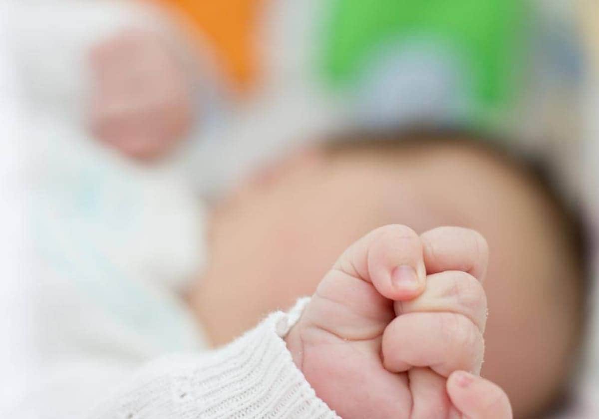 Madre deja sola a su hija de un año para irse de vacaciones; bebé muere por deshidratación