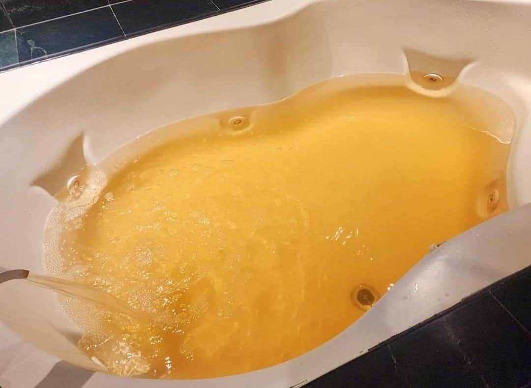 Denuncian que en el lujoso hotel Occidental Xcaret sale el agua amarilla