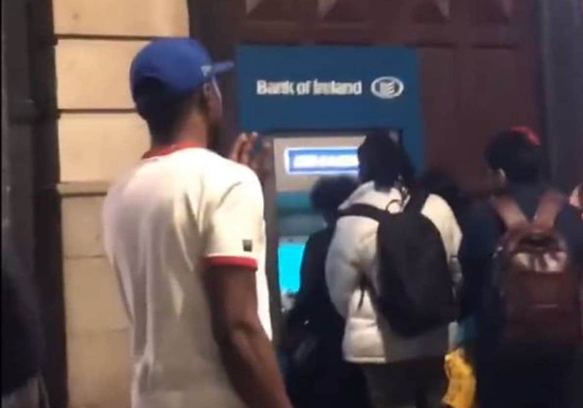 Error en Banco de Irlanda permitió a clientes sacar del cajero dinero “gratis”