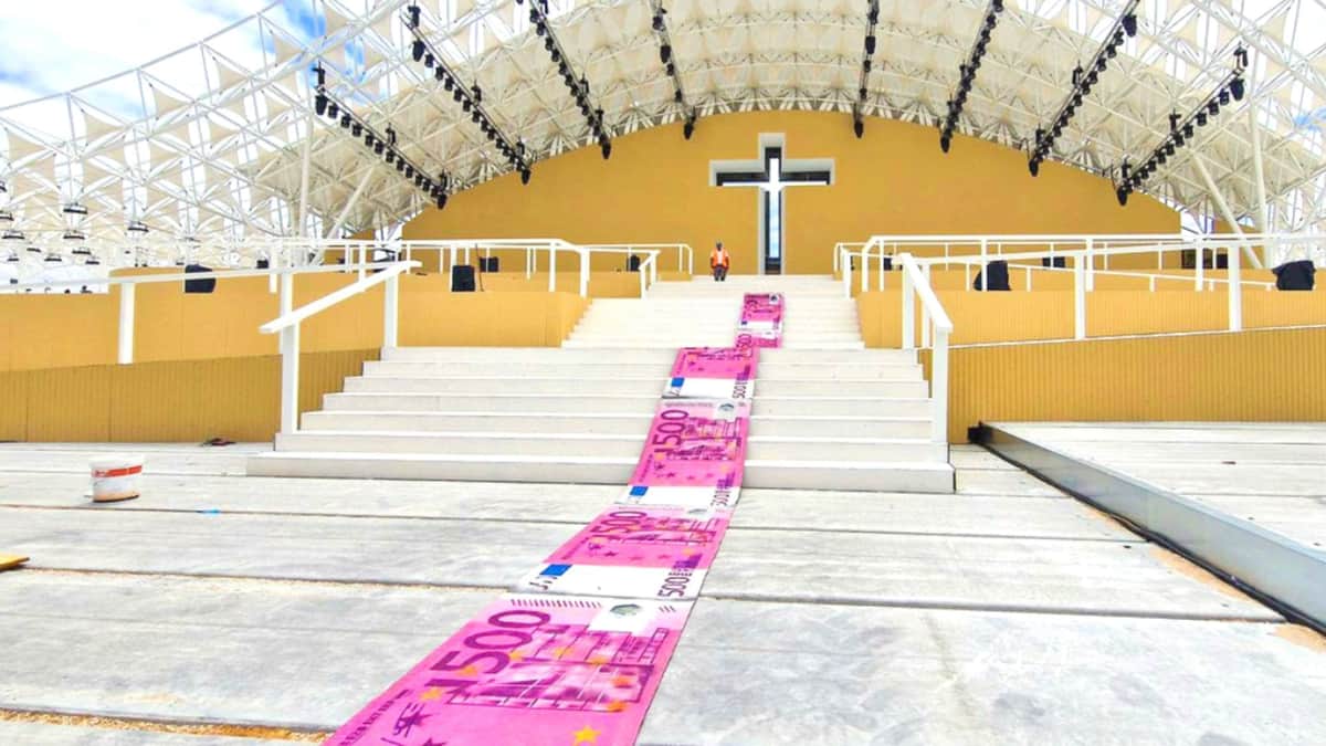 Reciben al Papa Francisco en Portugal con “alfombra de billetes” como protesta