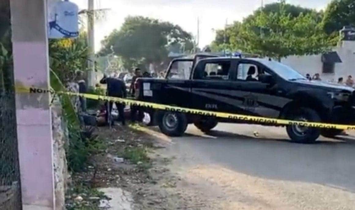 VIDEO: Motociclista se estrella contra patrulla y muere en Yucatán; policías le habrían cerrado el paso