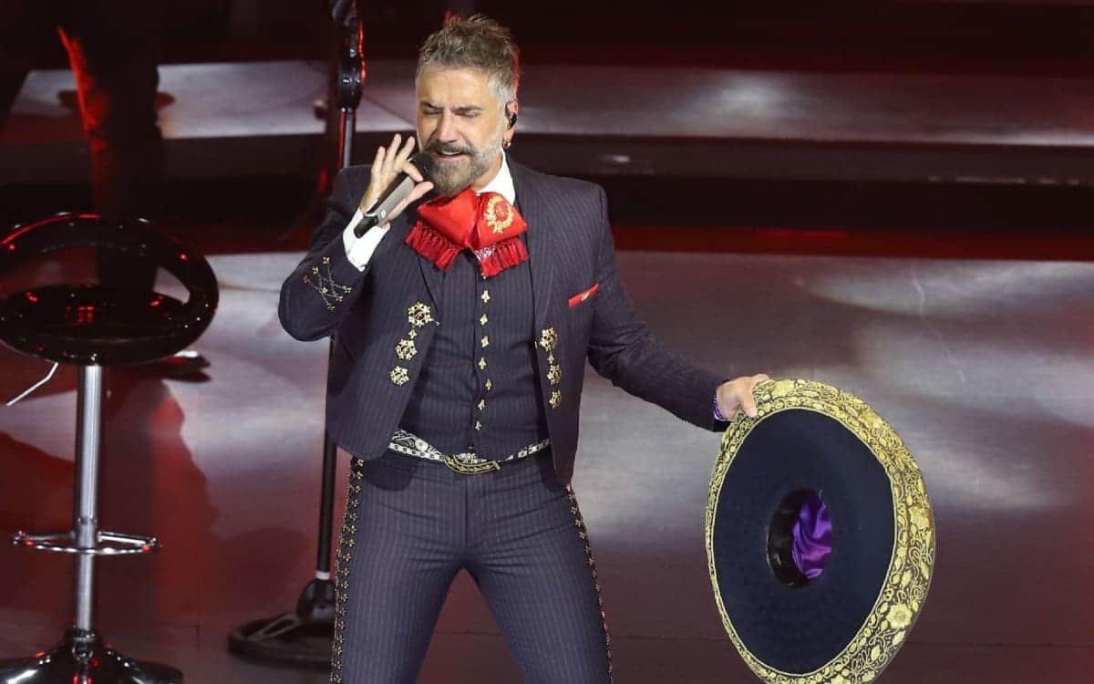 Congresista de EU propone honrar a Alejandro Fernández por promover cultura latina