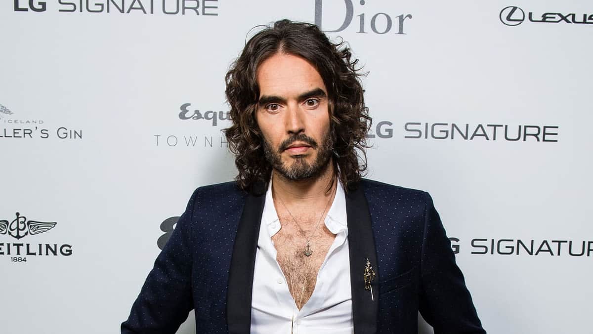 Actor Russell Brand es acusado por cuatro mujeres de agresión sexual