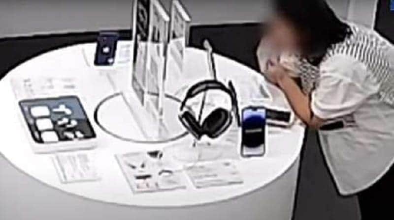 Rompe a dentelladas un cable antirrobo y se lleva un iPhone 14 Plus de una tienda