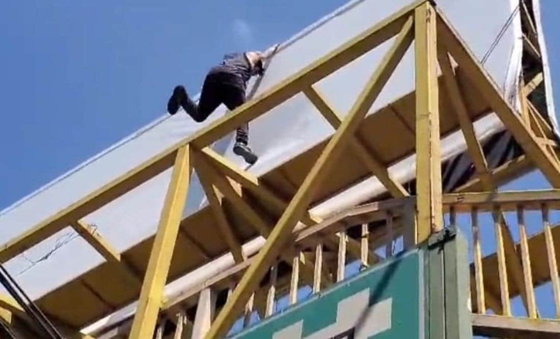 Salvan a joven que pretendía arrojarse desde lo alto de un puente en Monterrey
