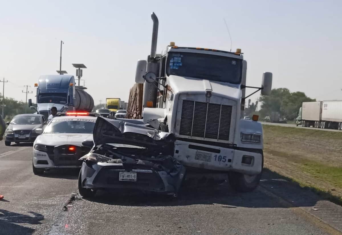Joven conductora sobrevive tras ser aplastada por tráiler en la autopista a Laredo