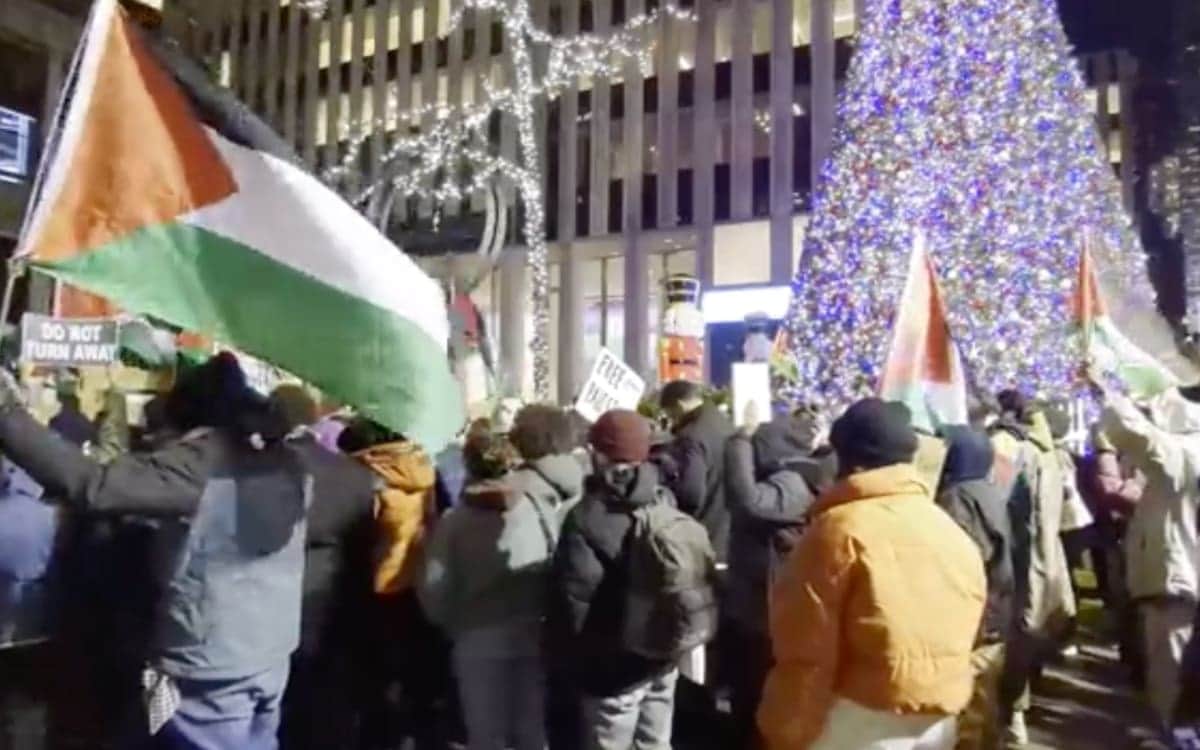 Protestan a favor de Palestina cerca del famoso árbol de Navidad de Nueva York