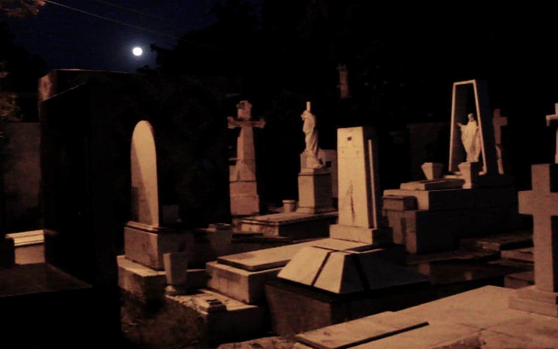 VIDEO: Hombre va a panteón de noche en su Tesla y sensores detectan personas alrededor