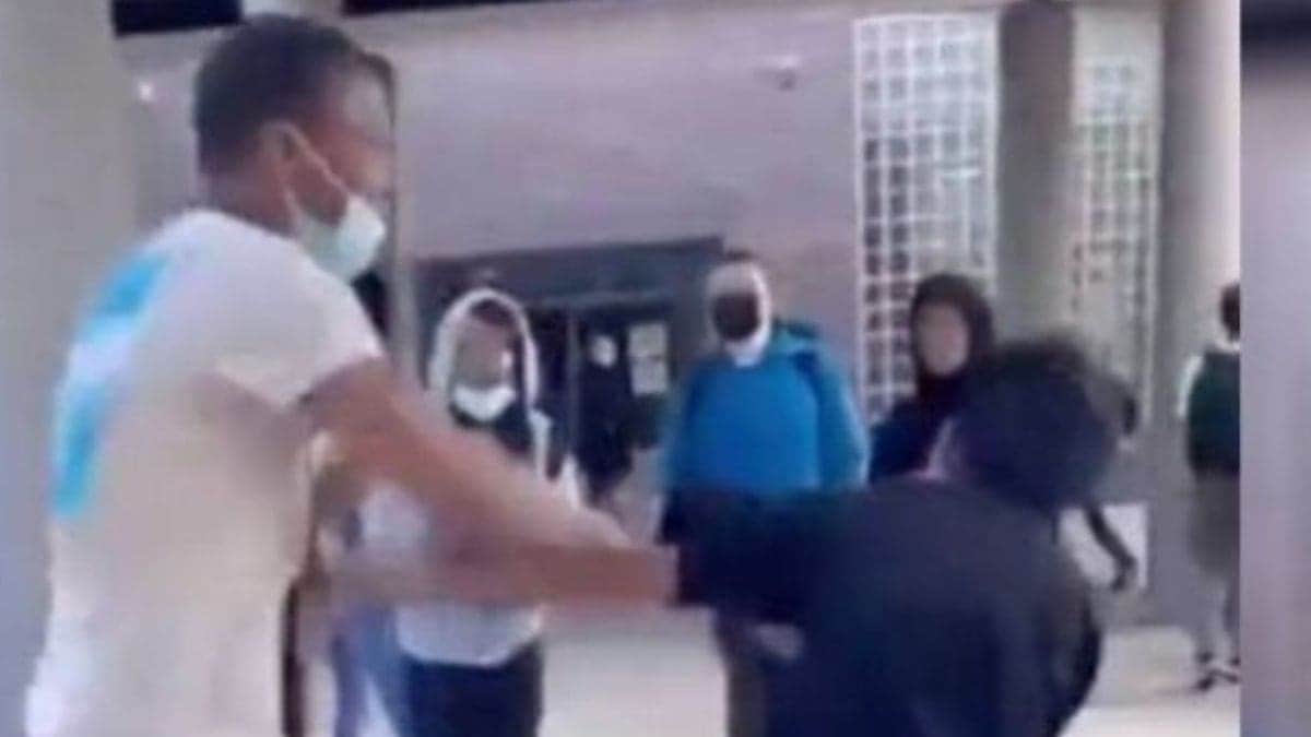 VIDEO: Empleado de secundaria en EEUU golpea a un estudiante por faltarle el respeto