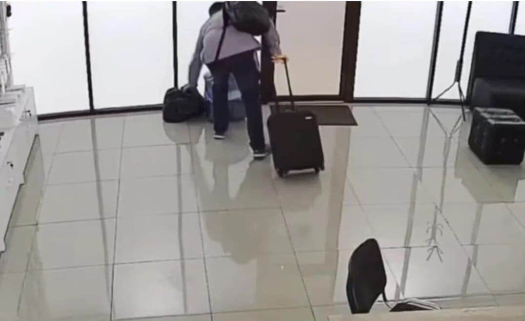 Hombre roba 53 iPhones en su primer día de trabajo como gerente en un tienda