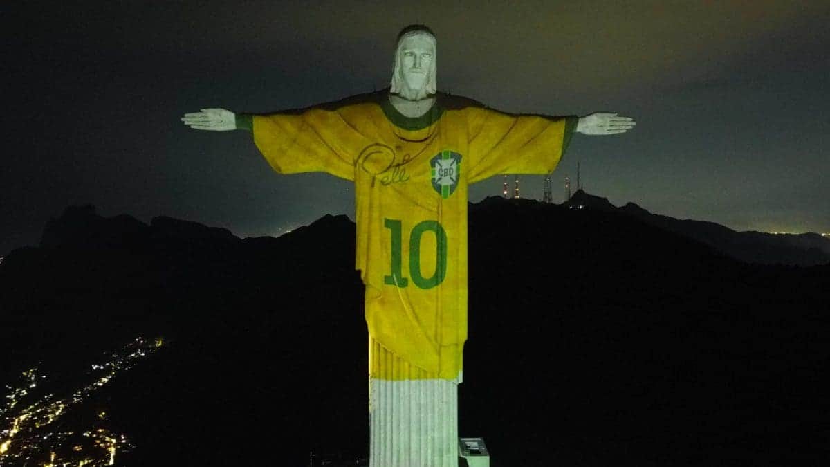 Pelé recibe homenaje en el Cristo Redentor a un año de su muerte
