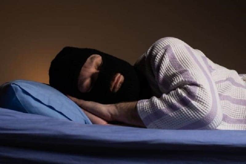 Ladrón entró a una casa para robar, se quedó dormido y lo capturaron