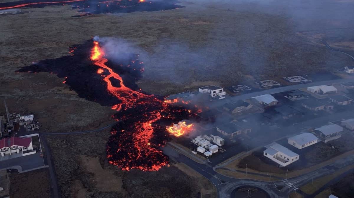 Video: Dron muestra ríos de lava quemando casas en Islandia