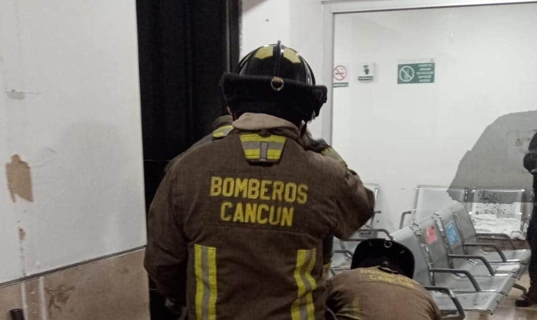 Protección Civil clausuró el elevador del IMSS en Cancún donde quedó atrapado un trabajador