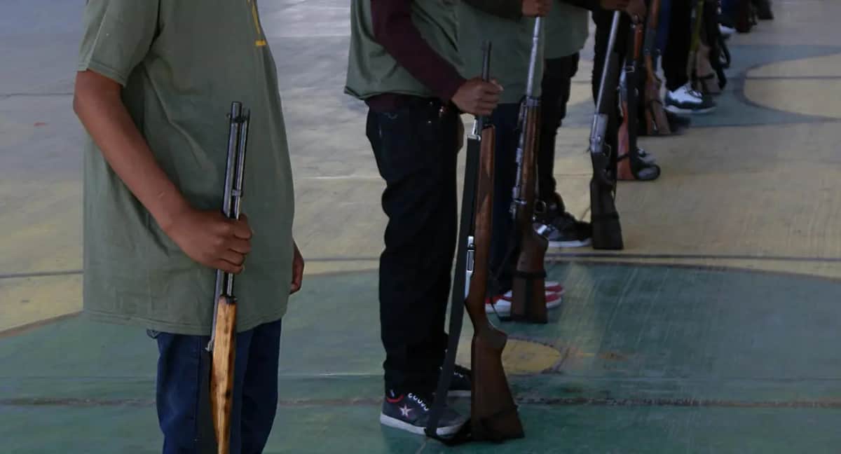 Niñas y niños reciben armas para defenderse del crimen organizado en Guerrero