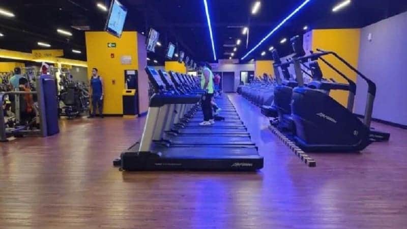 Hombre se desploma y muere en la caminadora de un gimnasio en CDMX