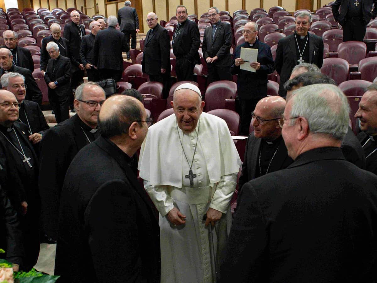 Castigan a obispos que se burlaron de la salud del Papa en España
