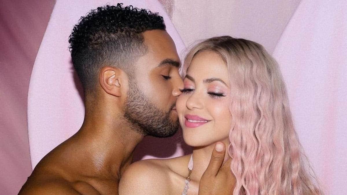 Shakira enciende las redes con fotos junto al actor Lucien Laviscount