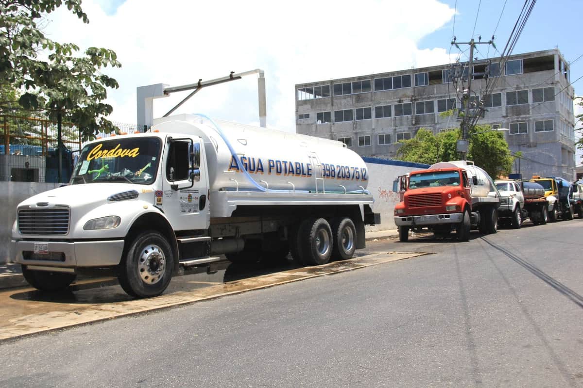 Transportistas de pipas de agua potable hacen negocios con el vital líquido y generan conflictos en Cancún